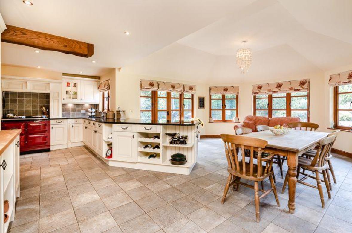 在英国100人民币能买到什么,100万英镑在英国能买什么房子