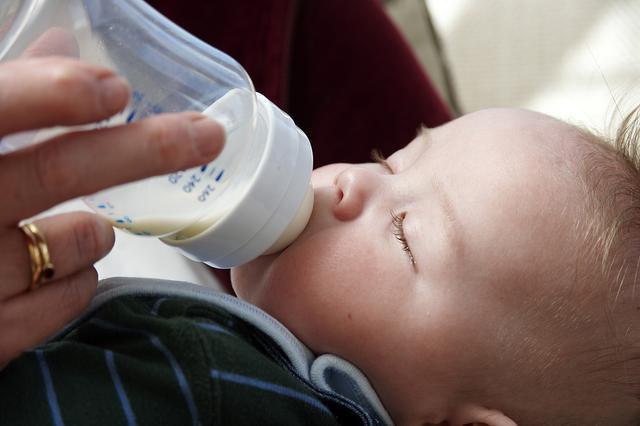 为什么宝宝喝奶都喜欢剩一口,为什么宝宝喝奶剩一点拿走又哭