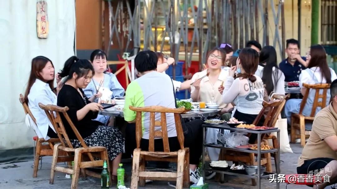 人山人海来吃肉,大哥小弟都说香