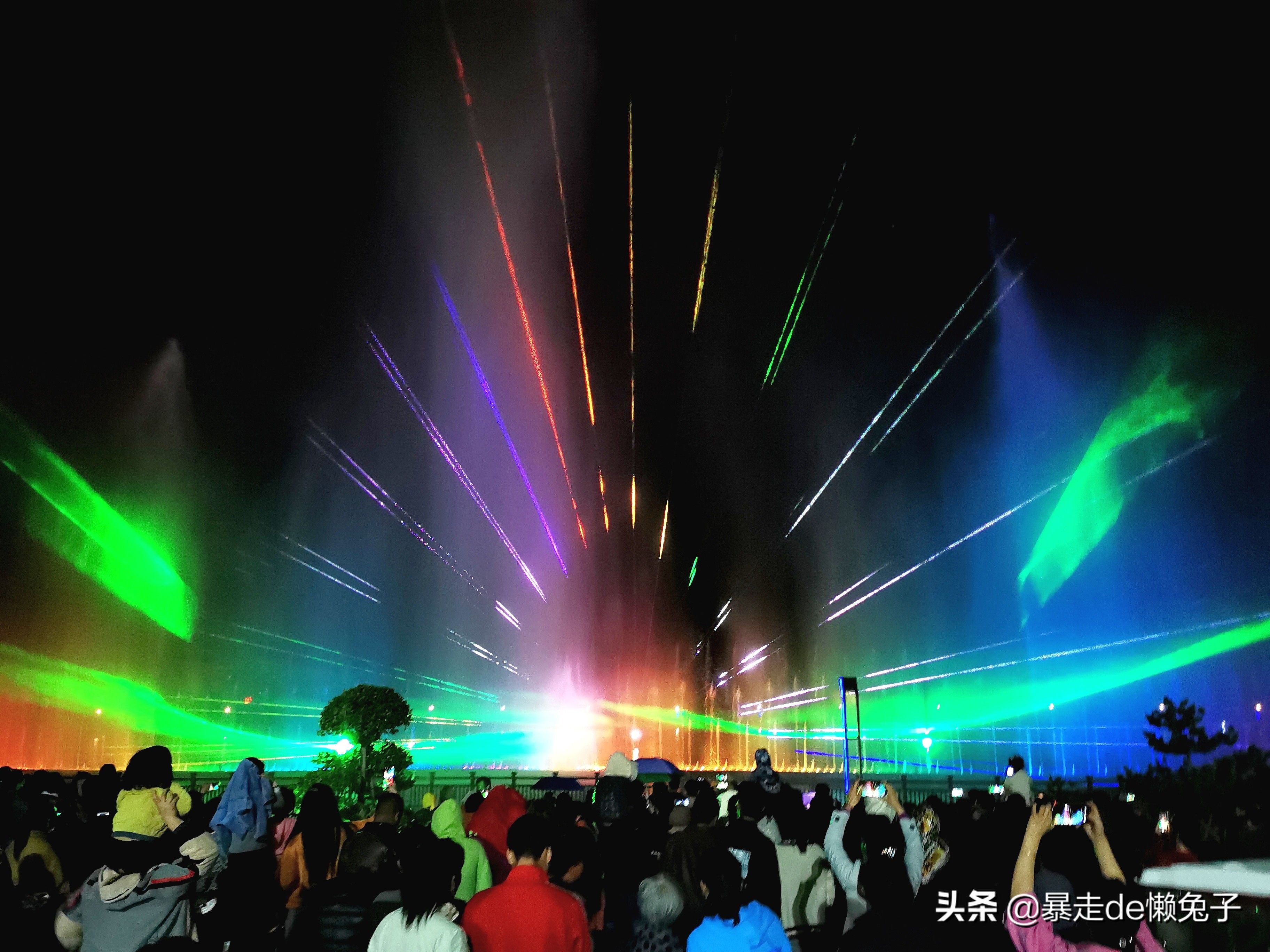 无奈！国内县城旅游，为什么总离不开激光灯？是发展，还是污染？