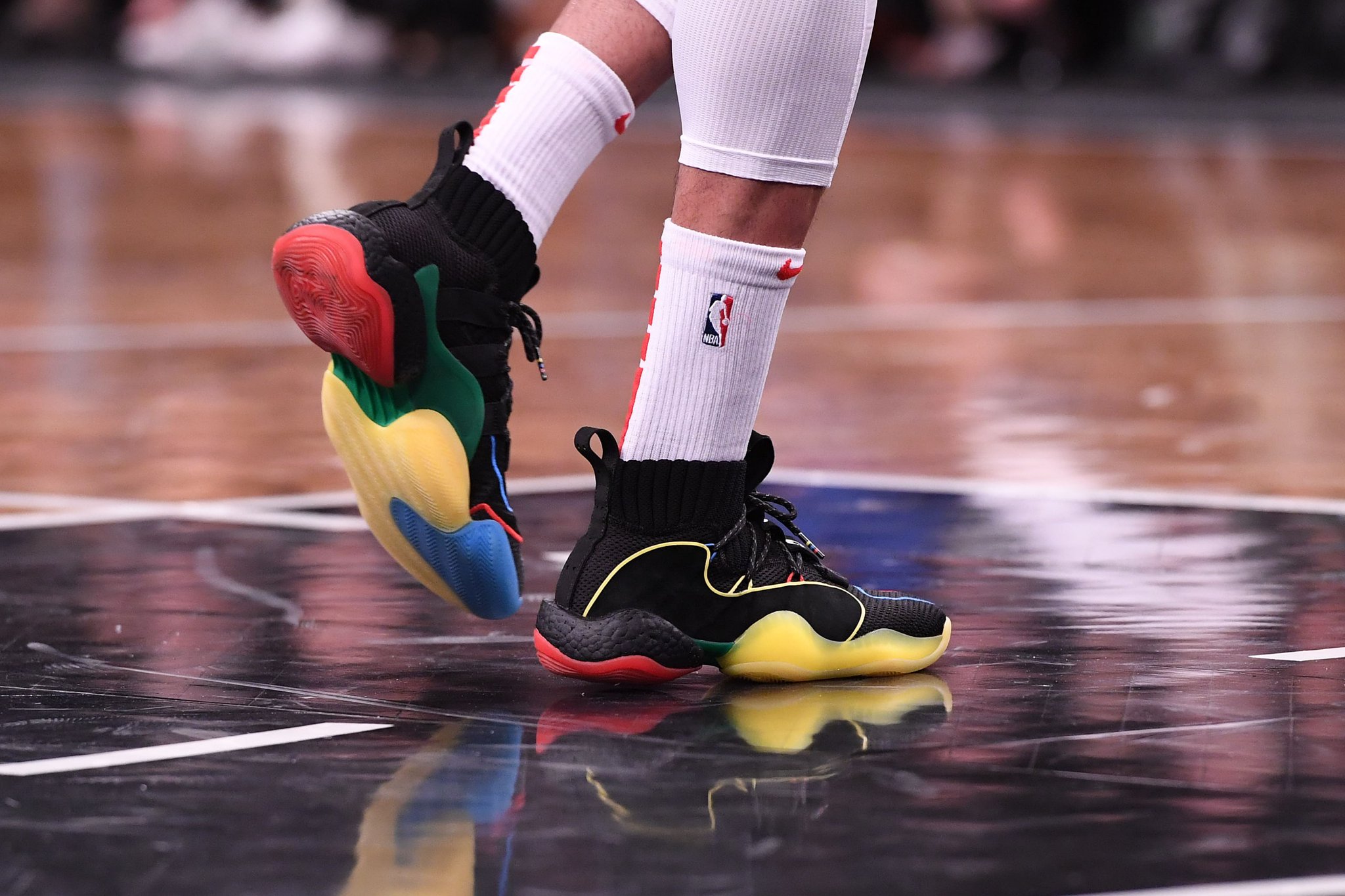 NBA今日球鞋精选:上脚两双联名款!火箭赢了,“鞋王”嗨了