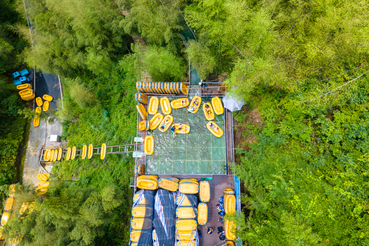 安吉刺激有趣的玻璃漂流，藏在万亩竹海中，堪比过山车般的体验