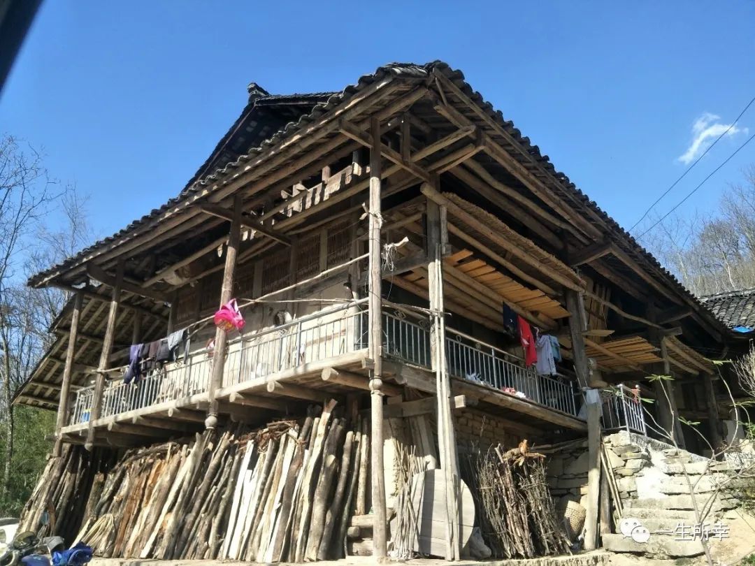 一川碧水,一川碧水一重山