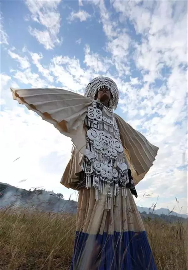 彝族民族服饰视频,彝族服饰惊艳
