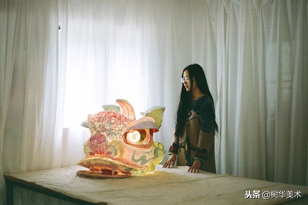 华师大油画系毕业的她，用纸改造广东传统花灯，还登上时尚杂志！