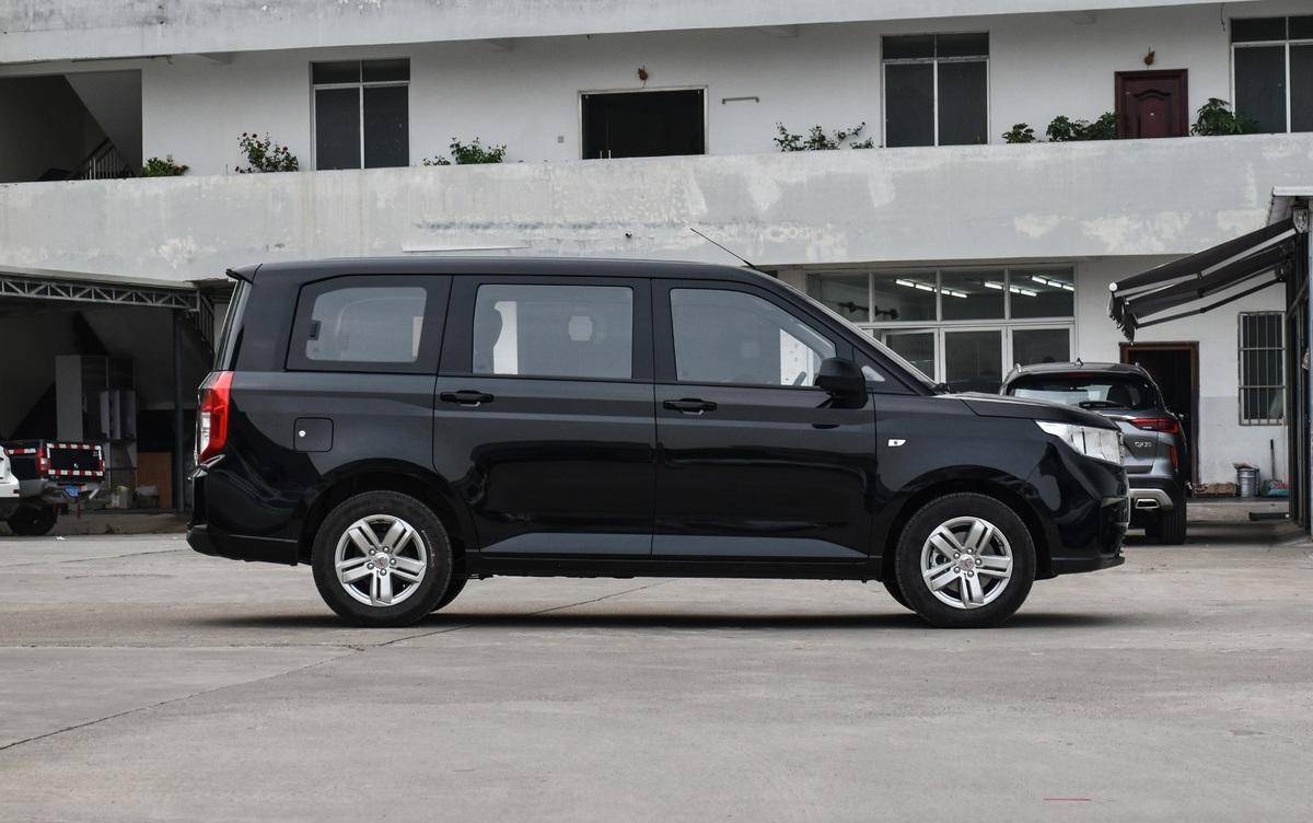 五菱宏光v和瑞风m3哪个好一点,7万左右的mpv7座最值得购买的车