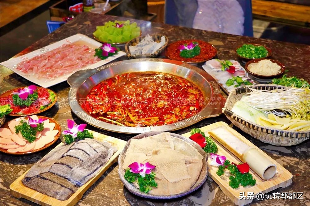 重庆来的集市火锅，就在郫都区蜀都万达！！吃相因去喽