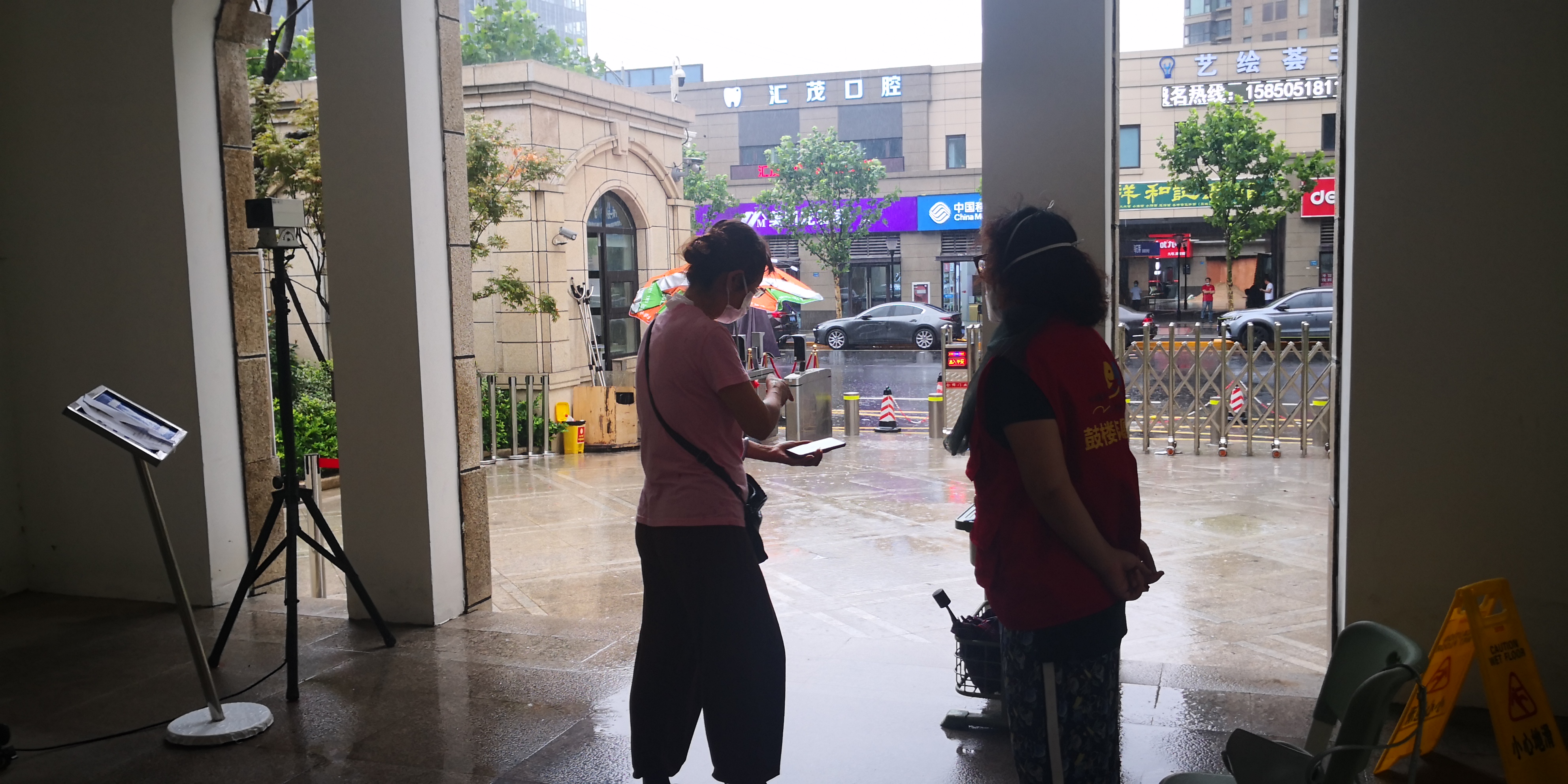 区街新闻|70多幅照片记录世茂滨江社区辖内志愿者,南京感谢你们