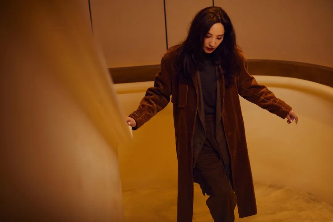 何穗冬天穿衣搭配技巧 (何穗的日常穿搭简单大方又有气质)