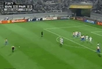 他职业生涯打进过54球，踢出过60米吊射，他是南美最强门将之一