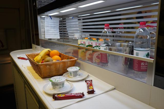 一杯敬故乡一杯敬远方下一句,一杯敬故乡一杯敬远方的歌名