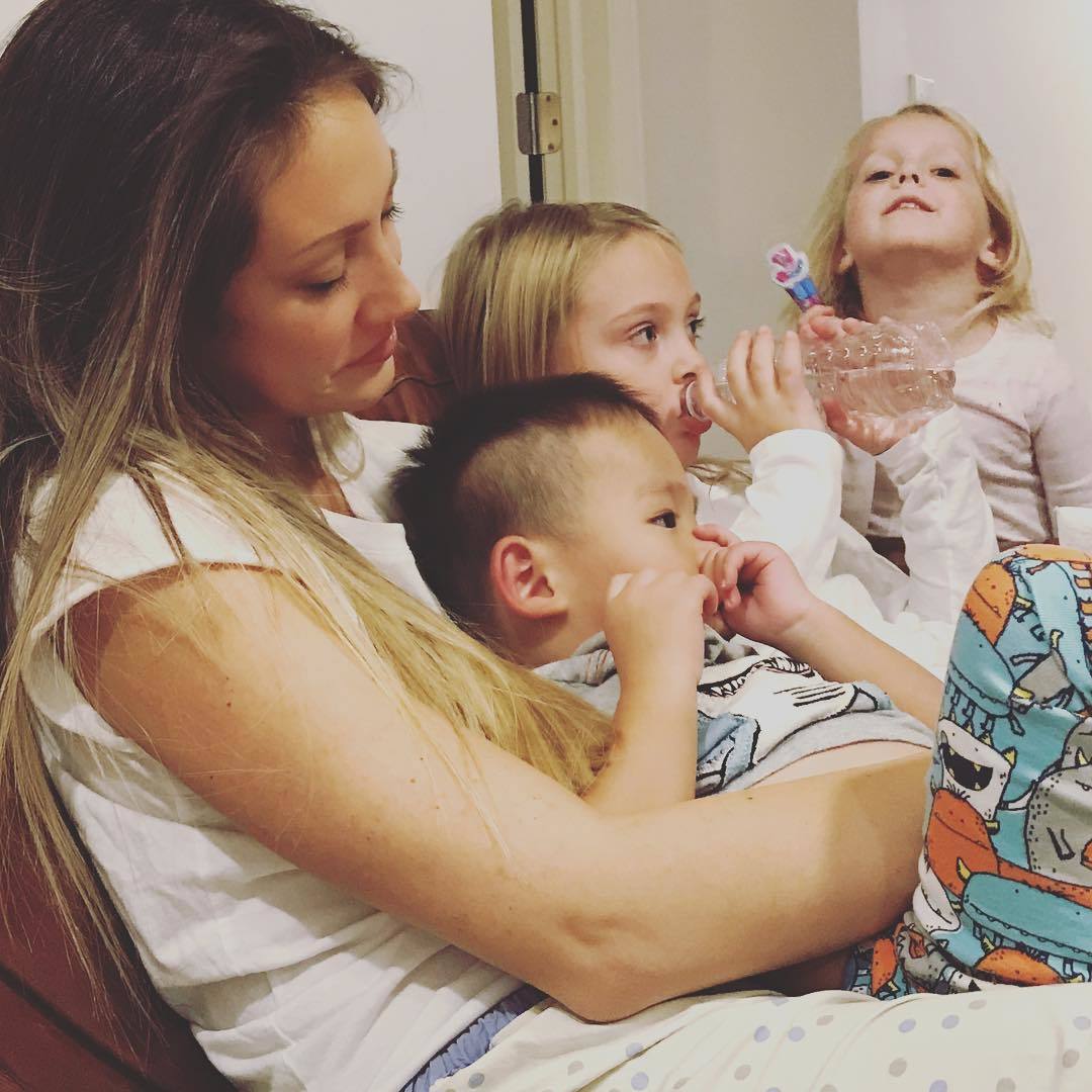 美国网红领养中国残障男孩,疯狂吸血赚钱后就无情抛弃?