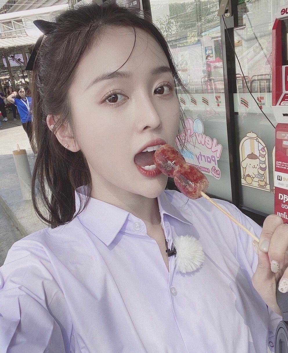 吴宣仪穿低领装拍摄的写真大片,火箭少女吴宣仪表情