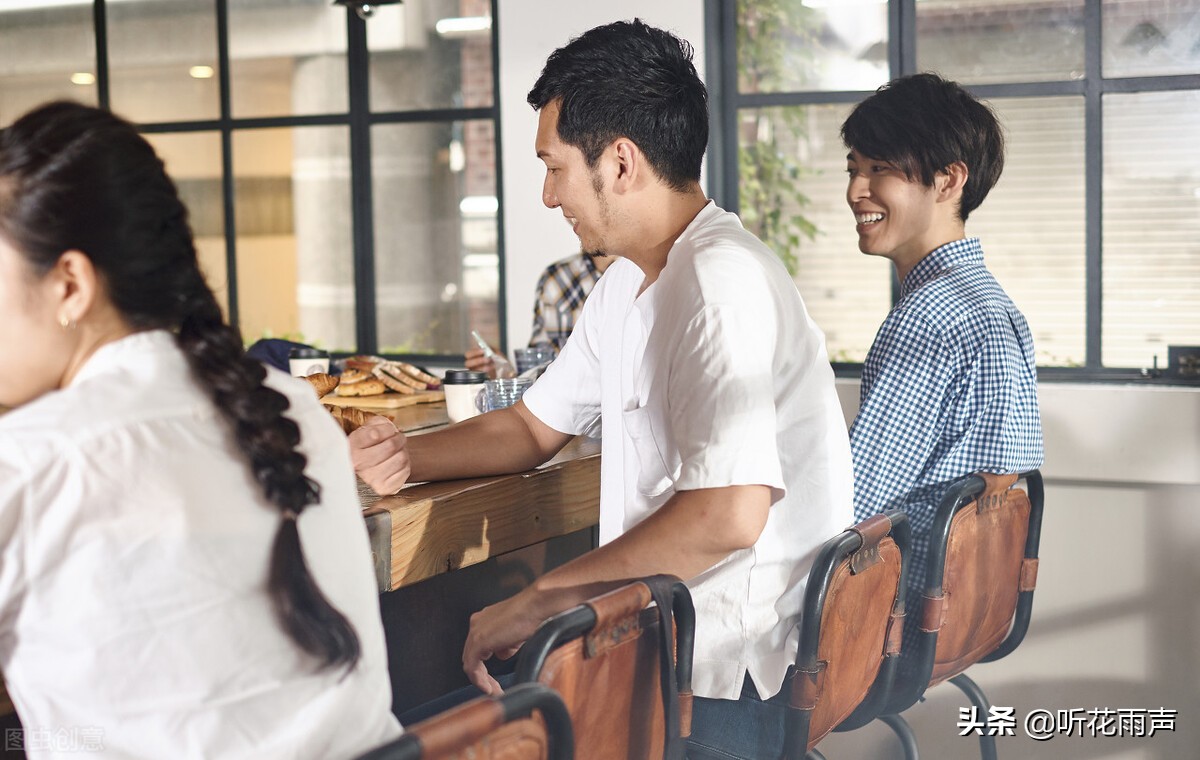 跟人聊天尴尬怎么办,怎样避免与人尬聊试试以下方法