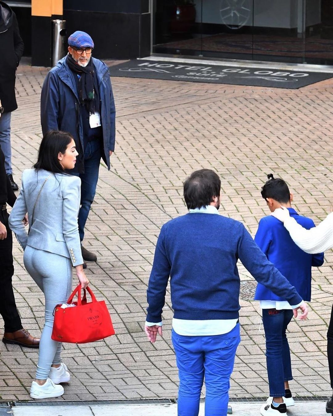 服了C罗未婚妻，这么紧的裤子也能穿得下！多肉身材穿成无痕裤