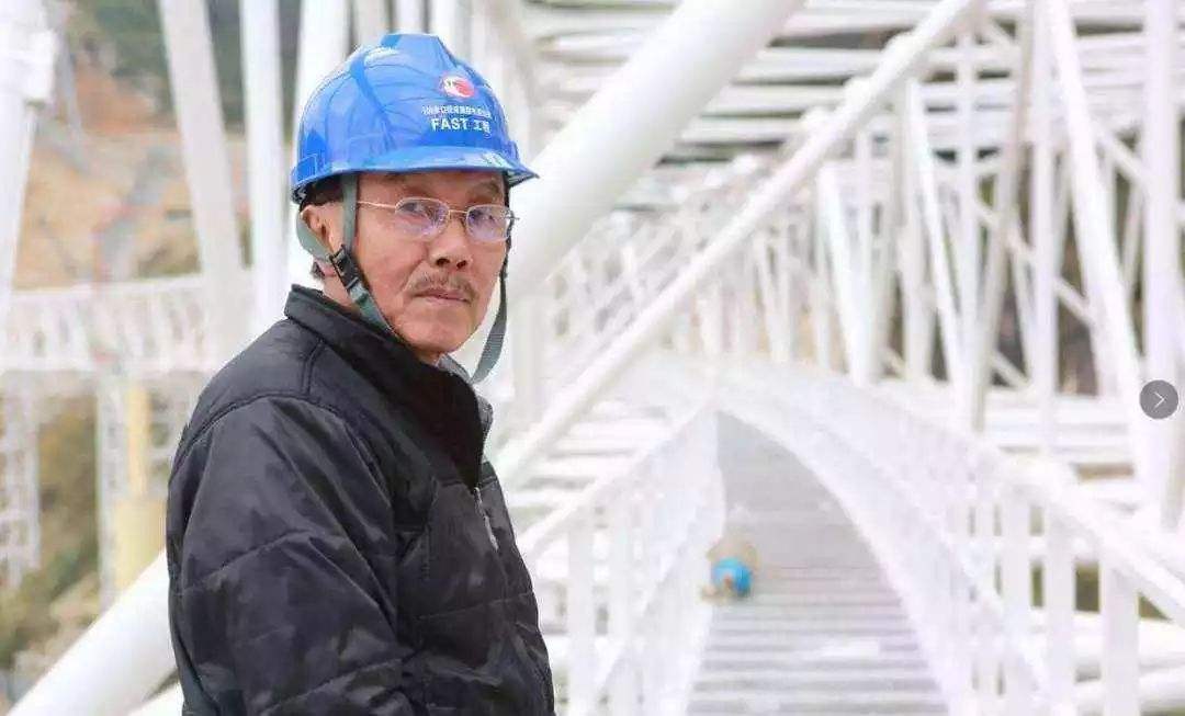 贵州500米口径球面天眼在哪,贵州第一大的足球场