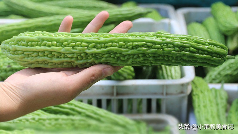 买苦瓜重的好还是轻的好,买苦瓜甜不甜