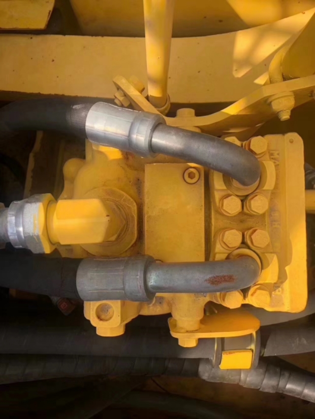 原版小松220-7。性能稳定，价格便宜，看中私聊！