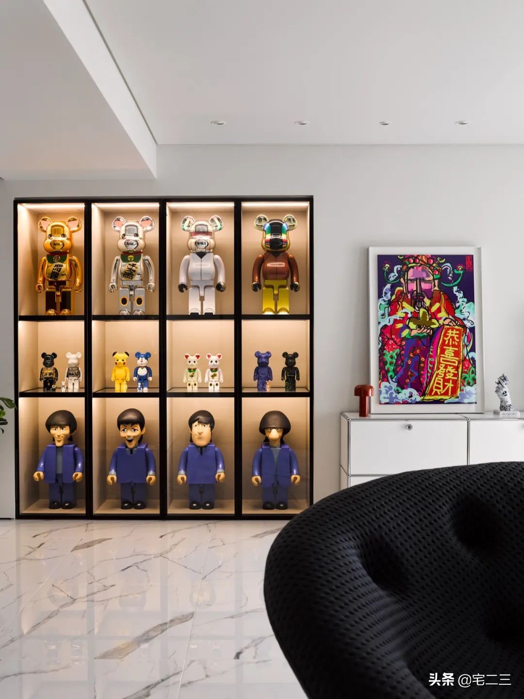 从KAWS、村上隆到草间弥生，为什么潮玩艺术也进军家居界了？