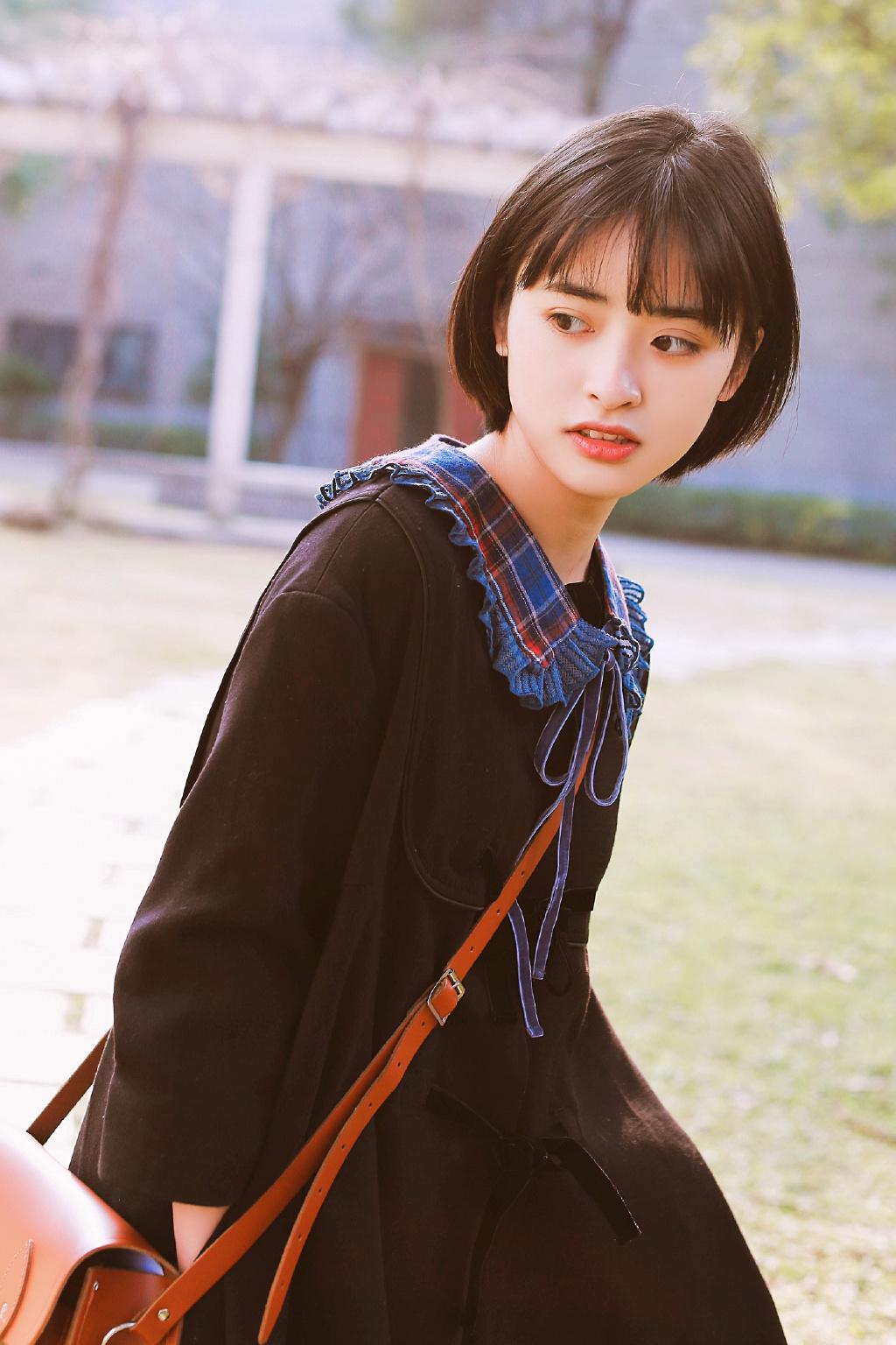 短发特别少适合哪种烫,短发不烫显气质这八款短发是首选