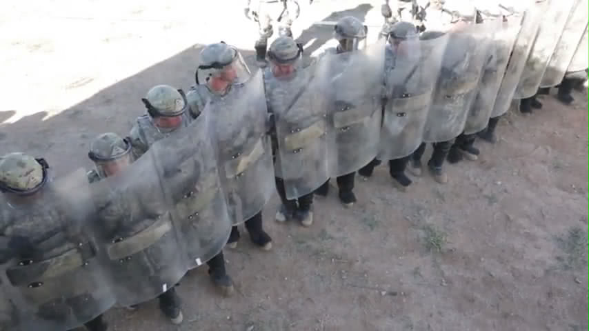 移民千万不要冲动!美国士兵手持*器武**和防暴装备,敢冲我就会动手