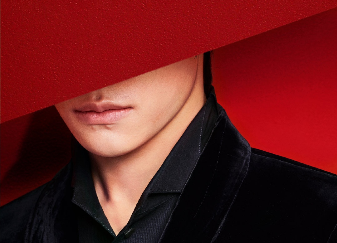 易烊千玺四字弟弟现身北京高铁站,易烊千玺戴墨镜转身阿玛尼