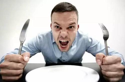 口渴喝水不解渴嘴很干血糖也不高,口渴血糖又不高尿又多怎么回事