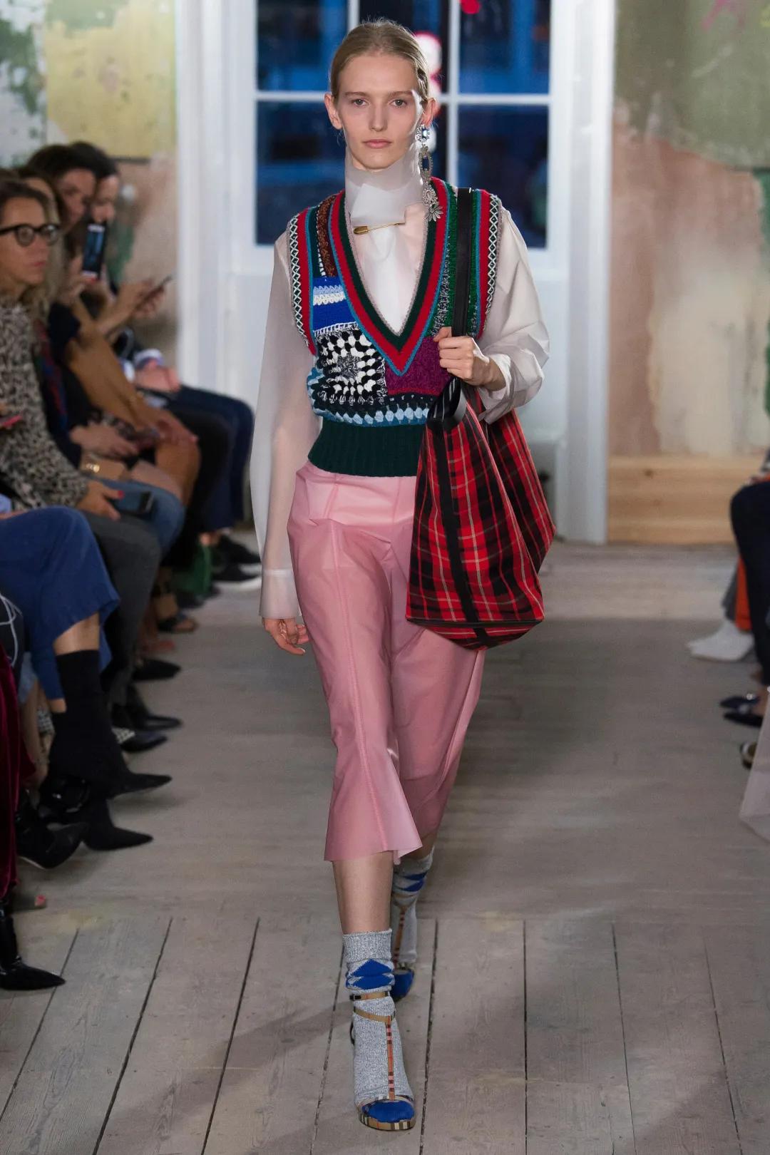 痰盂变果篮,痰盂被人玩出了新花样