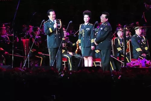 黄宏与李天一的照片,李天一的干爹黄宏现在怎样