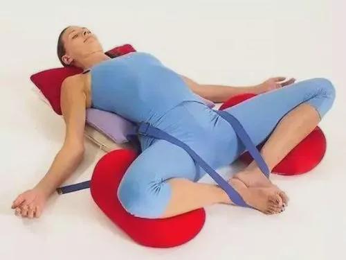 躺着用绳子拉伸腿,躺着开腿弹力带