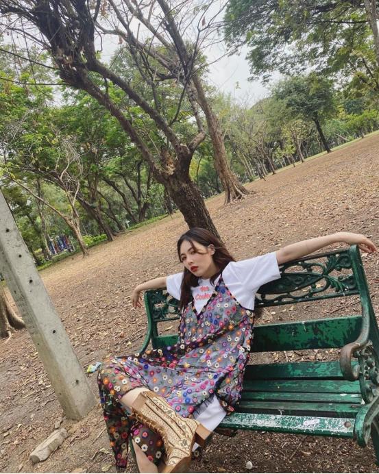 泫雅吊带格子裙,泫雅白色蕾丝上衣舞台