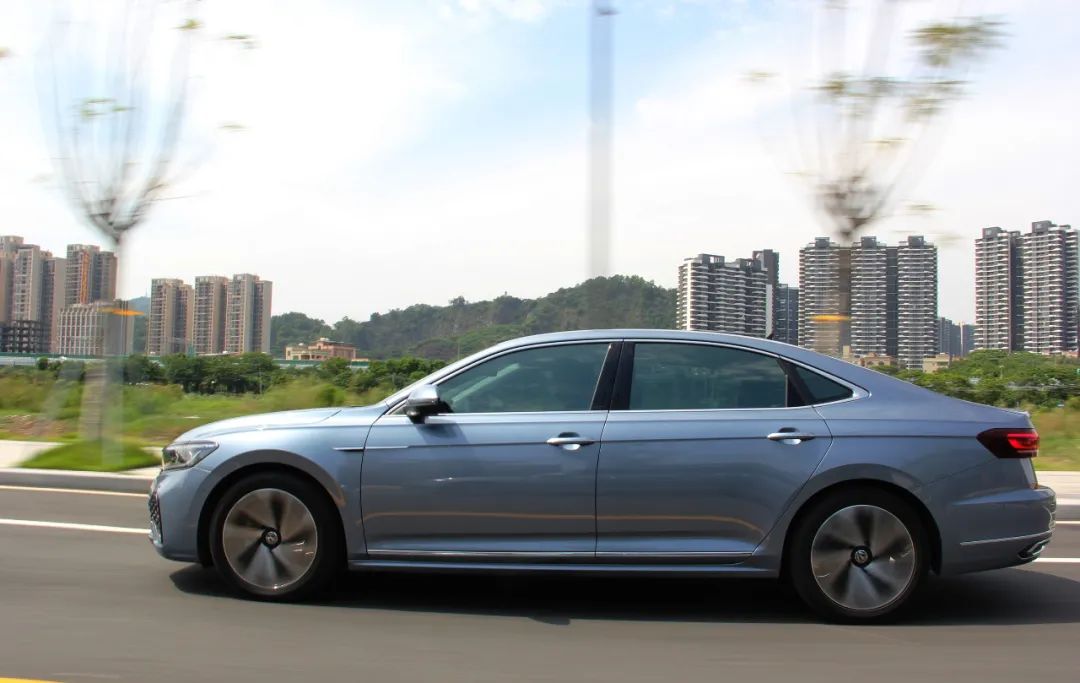 最新款帕萨特顶配评测,不再油腻