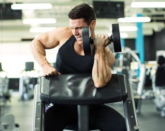 简单有效的哑铃锻炼方法,适合新手的哑铃的正确锻炼方法