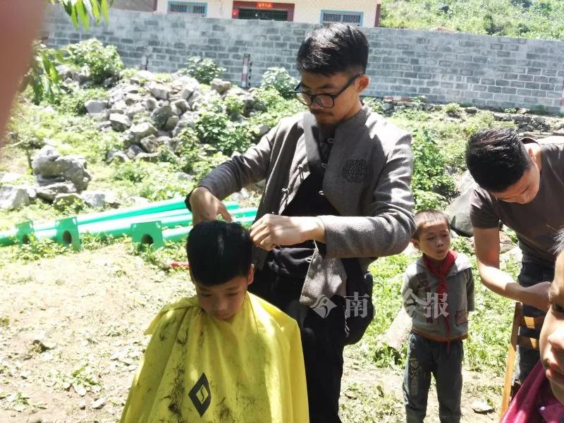 给学生买卫生巾上生理课的男老师在快手上火了！他说：广西山区孩子还需这些东西