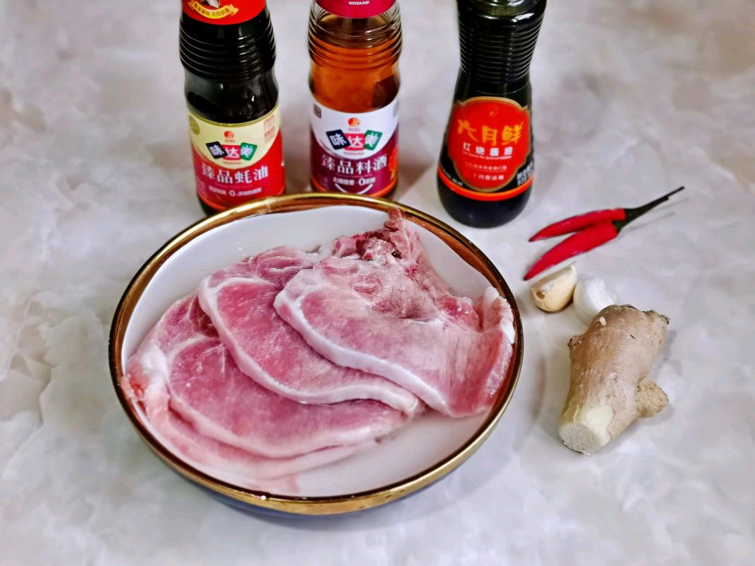 在家做正宗的上海秘制大排，肉香四溢，甜而不腻，好吃到停不下来