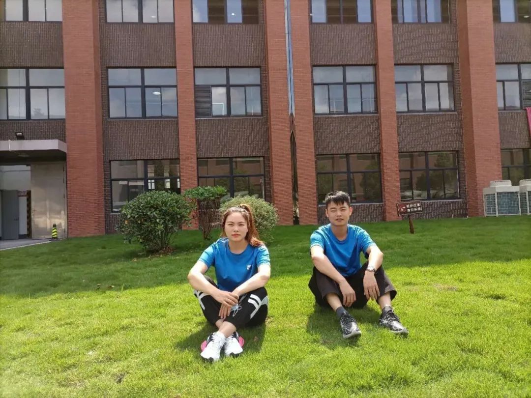 工厂车间夜间灯火辉煌,灯火通明的生产车间