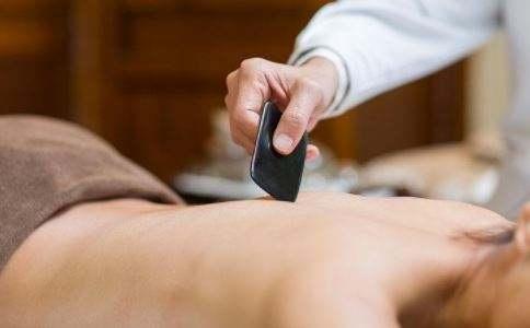 刮痧时怎么才能刮出痧来,刮痧技巧如何才能轻松把痧刮出来