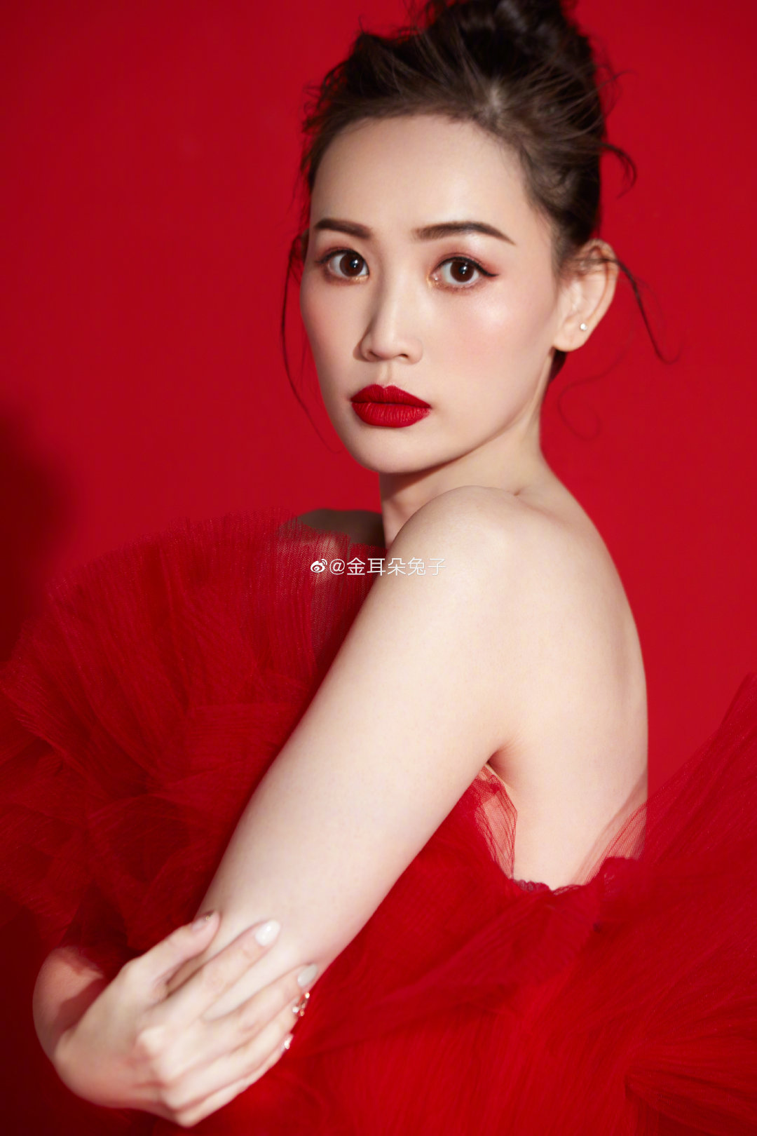 马蓉现身机场主动打招呼,马蓉机场穿黑色围巾