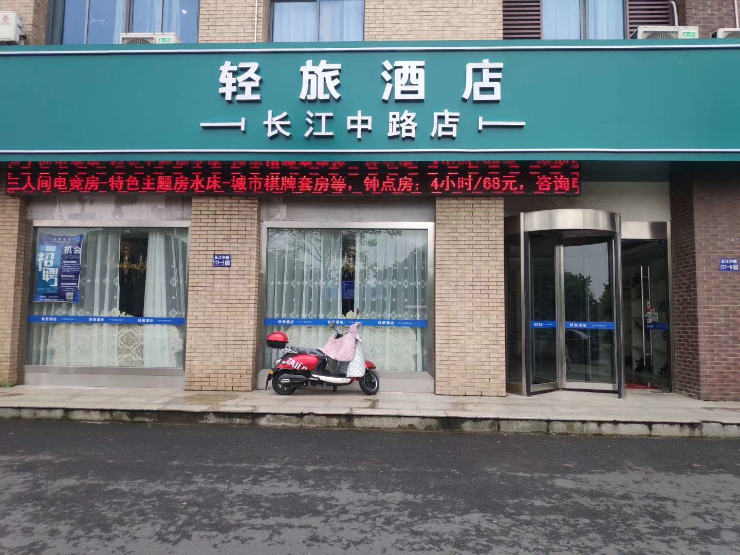 个人创业好项目推荐无人售货机,小成本开店的创业项目售货机