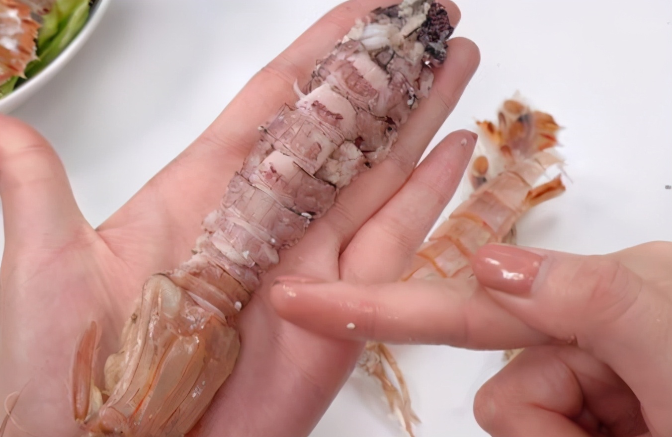 怎么剥皮皮虾不用剪刀,剥皮皮虾要留完整壳的方法