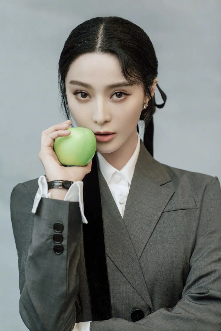 范冰冰生图精修差别大!穿西装裙暴露真实腰围,易胖体质可太难了