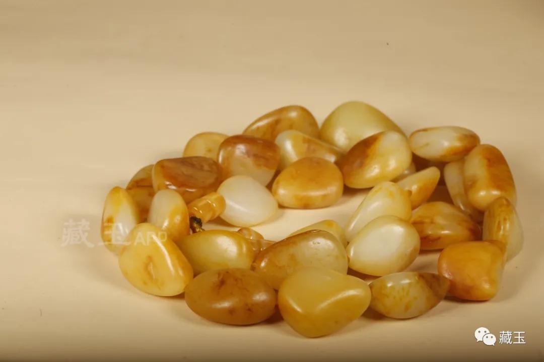 十种颜色的和田玉手串,翡翠手串和和田玉手串哪个好