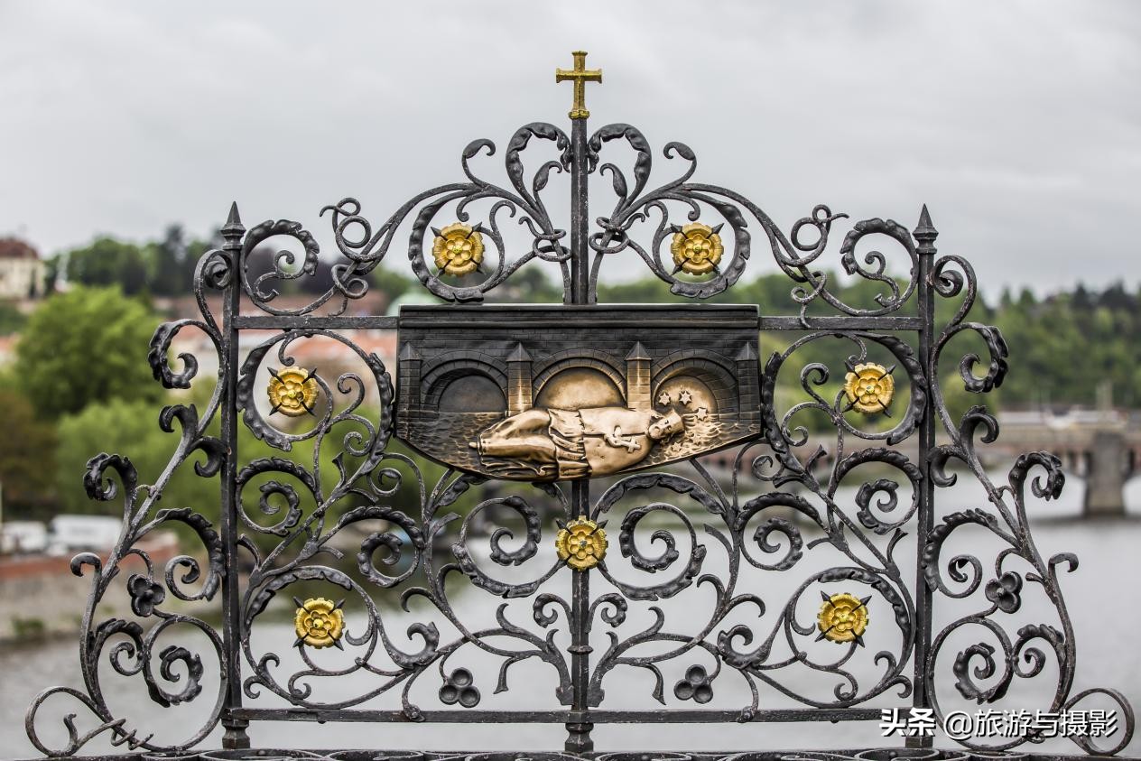 查理大桥雕塑作品介绍 (查理大桥的雕塑)