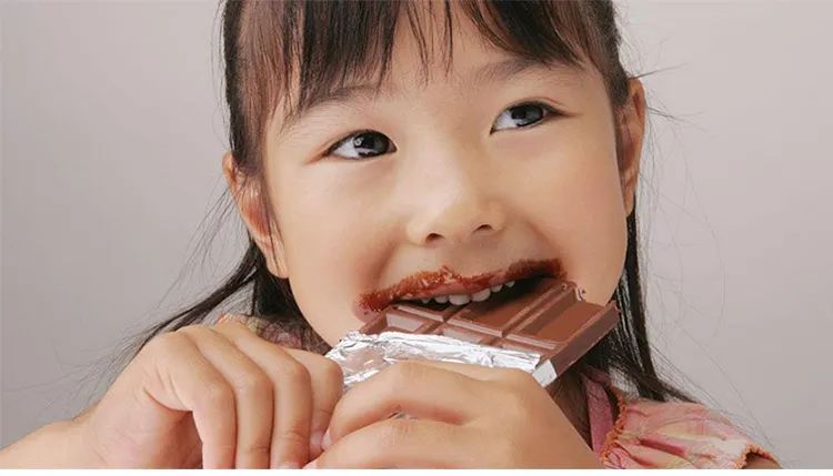 巧克力表面发绿了是不是霉变了,巧克力表面白霜是什么样的