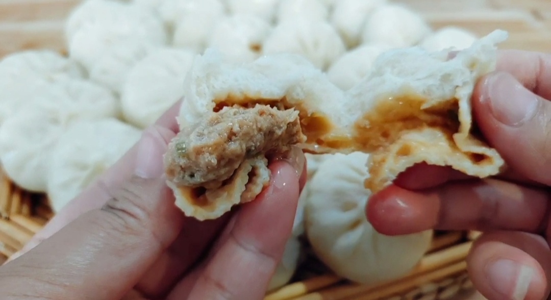 双擀面杖擀小笼包皮教程,小笼包现做现蒸的方法