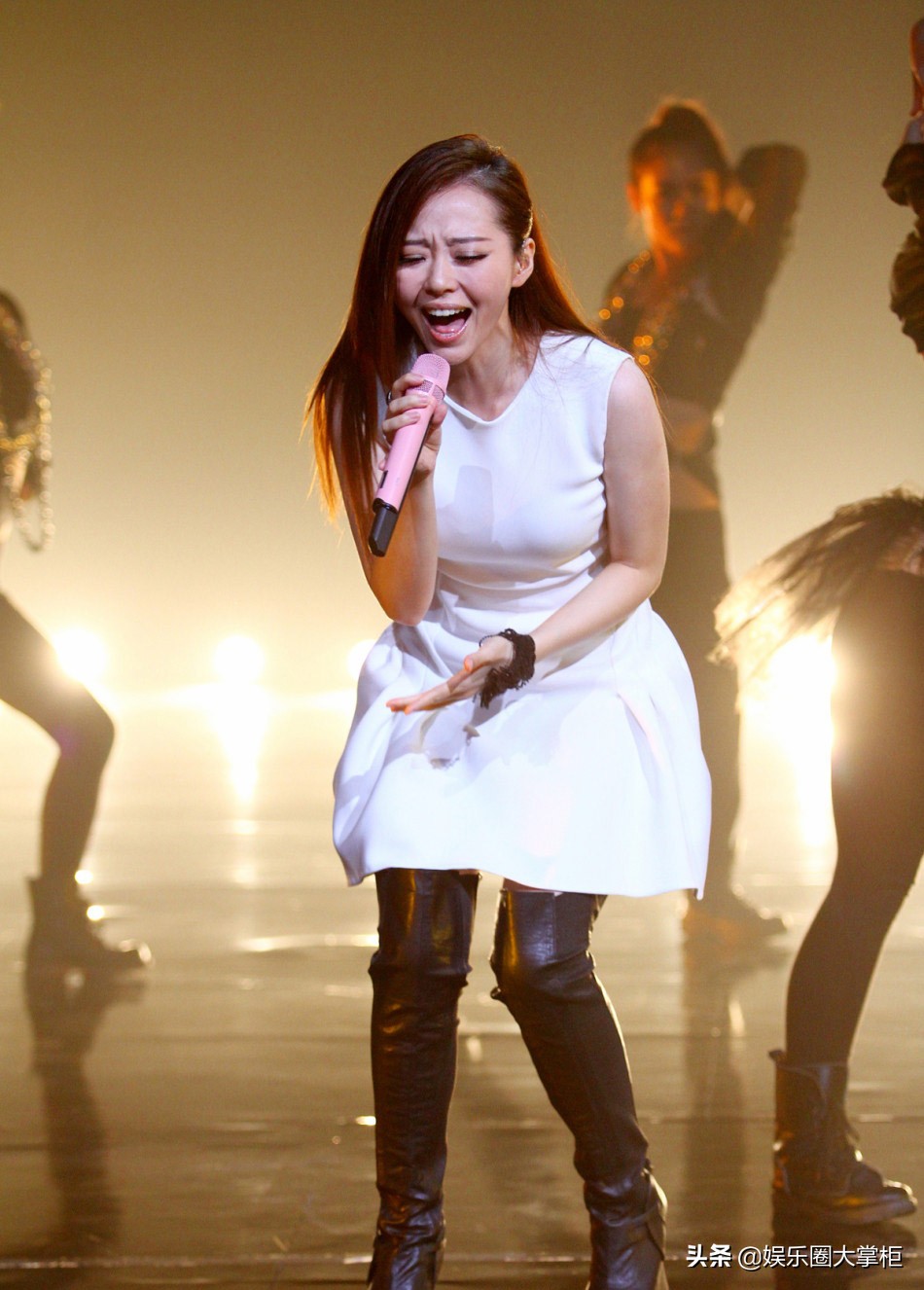 从海豚音王子到酒后开枪被拘,维塔斯的故事远比你想得更加恶劣