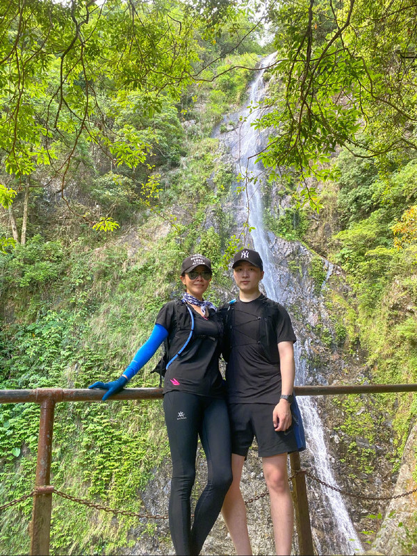 周润发谭咏麟爬山图片,周润发与谭咏麟同框