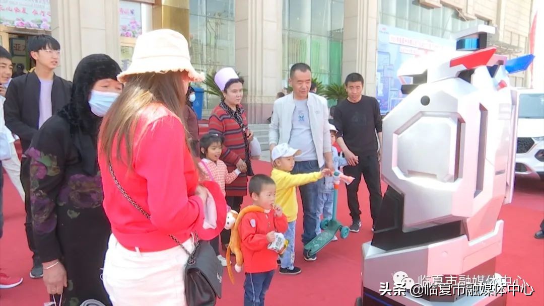 警用巡逻机器人亮相河州会展中心高科技助力牡丹文化月安保工作
