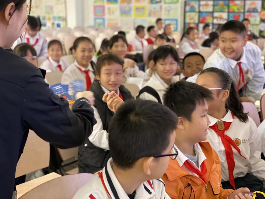 警花带你学交规哪4个时间要记住,警花带你学交规上学请走斑马线