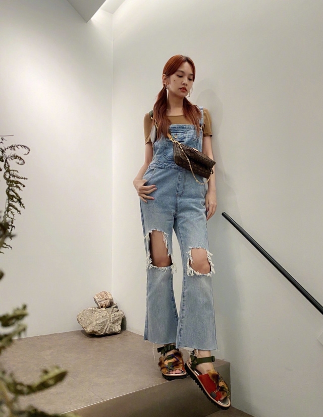 杨丞琳晒最近健身照，白色露脐背心配黑色哈伦裤，状态越来越年轻